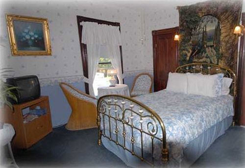The Lion And The Rose Bed & Breakfast Whitefield Экстерьер фото